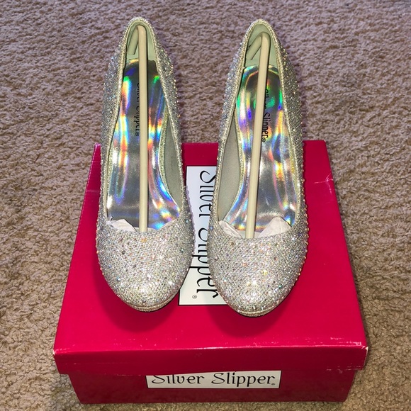 Silver Close Toed Pumps - Picture 2 of 4